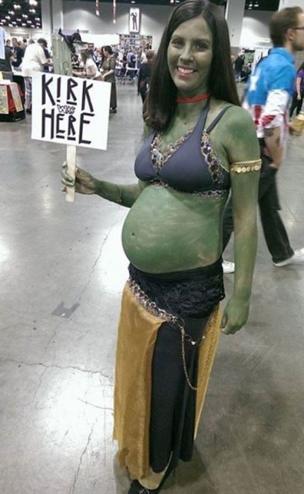 Беременность для этой девушки не составила неудобств для участия в костюмированном фестивале.