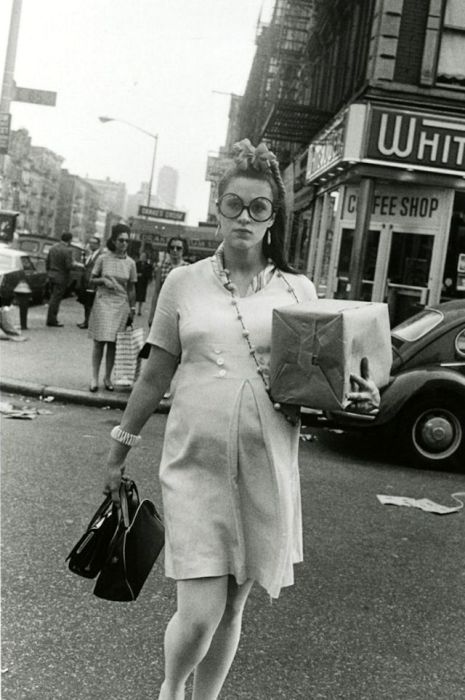 Модная женщина переходит дорогу с покупками.