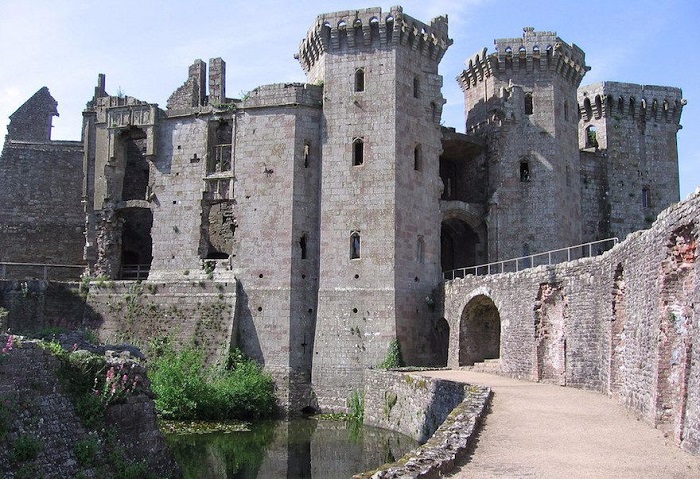 Каменный замок построен в 13 веке, где основным его отличием была необычная большая круглая башня.