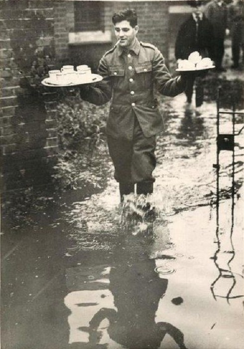 Британский солдат несёт чай своим товарищам, работающим на ликвидации последствий наводнения в южном Лондоне, 1939 год.
