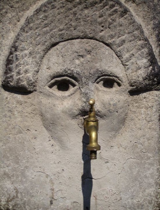 Фонтан с питьевой водой, подававшейся по свинцовым трубам в Помпеях, I век н.э.