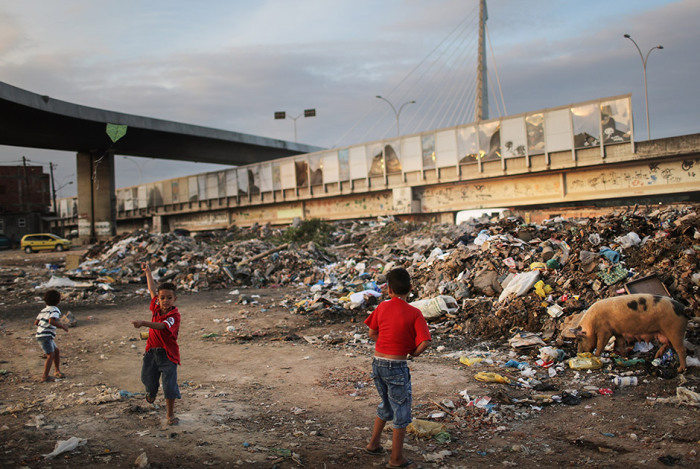 Одна из беднейших трущоб находится прямо возле трассы, соединяющей международный аэропорт Рио-де-Жанейро с центральными районами мегаполиса.