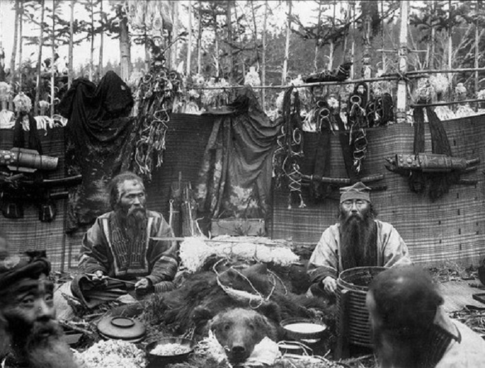 Айны на медвежьем празднике, 1905 год.