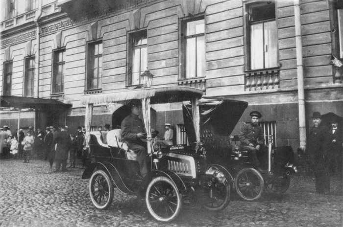 Появились на улицах Санкт-Петербурга в 1908 году, развозили пассажиров наряду с извозчиками.
