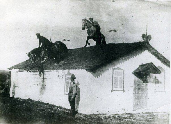 Тренировки казаков по преодолению препятствий на конях, 1910 год.