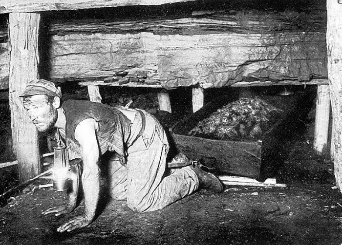 Шахтер вытаскивает короб с углем из забоя, 1890 год.