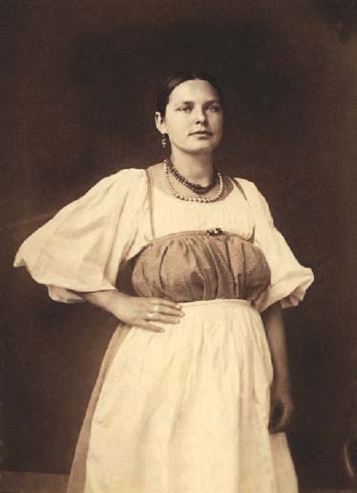 Русская красавица в наряде с пышными рукавами и фартуком.