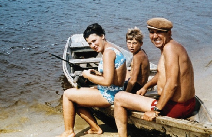 Юрий Никулин на отдыхе с женой и сыном Максимом.