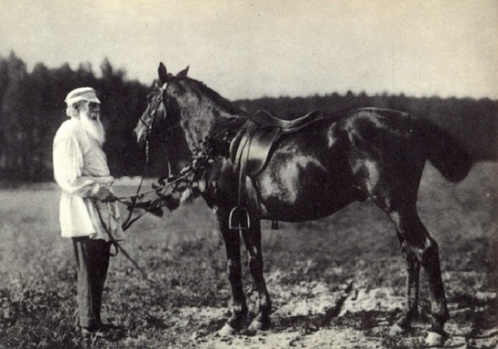 Лев Толстой с любимым конем Делиром, Ясная Поляна, 1908 год.