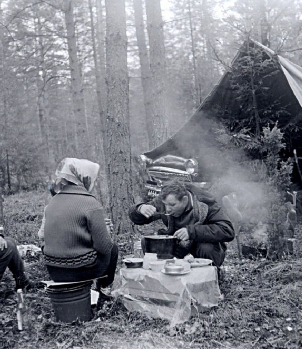 Юрий Гагарин во время пикника в лесу.