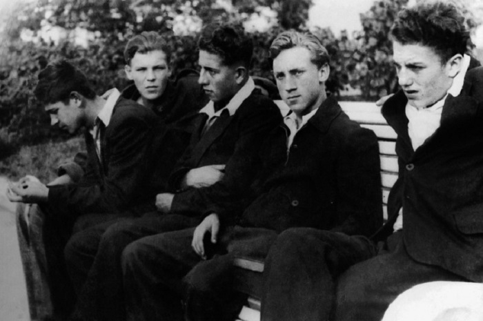 Владимир Высоцкий и его одноклассники, 1955 год.