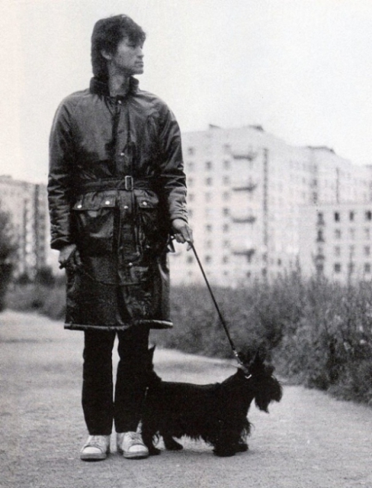 Виктор Цой с собакой Бил на прогулке, сентябрь 1985 года.
