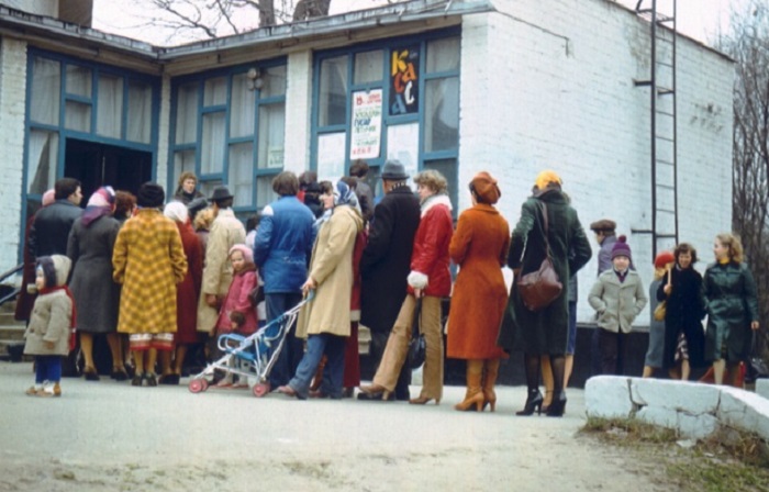 Длинная очередь в билетную кассу харьковского кинотеатра (1981 год).