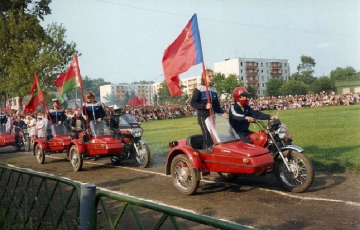 Водители на светских мотоциклах с колясками  принимают участие в параде «мирной артиллерии» в 1987 году.