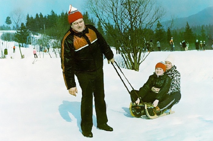 Санки, лыжи и коньки – веселые зимние развлечения детей и взрослых в эпоху до появления Интернета.