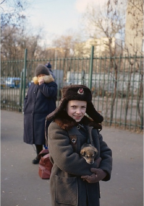 Мальчик со щенком на одной из осенних московских улиц в 1987 году.