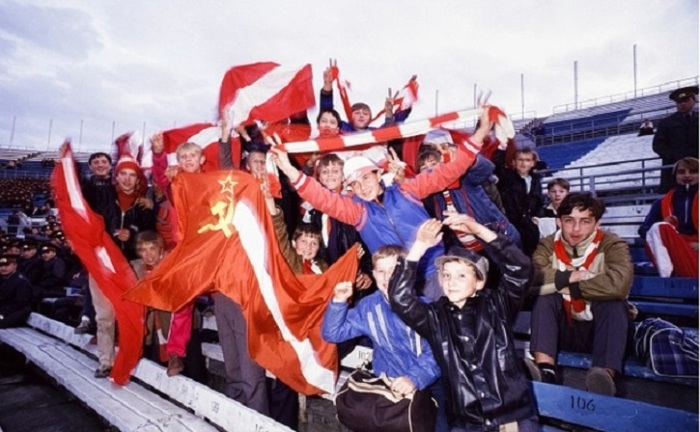 Московские болельщики «Спартака» - одной из самых популярных футбольных команд страны (1987 год).