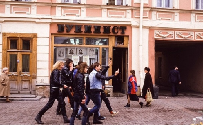 «Неформалы» - представители субкультурного сообщества, прогуливающиеся по улице Москвы в 1987 году.