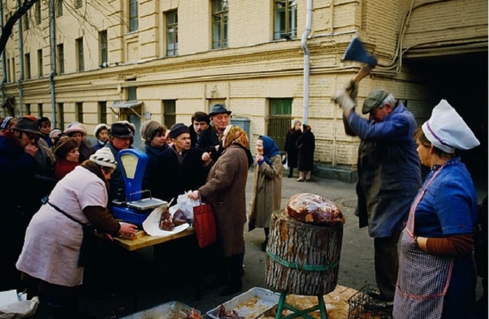 Люди выстраиваются в очередь, чтобы приобрести свежее мясо к празднованию Дня Октябрьской революции (1987 год).