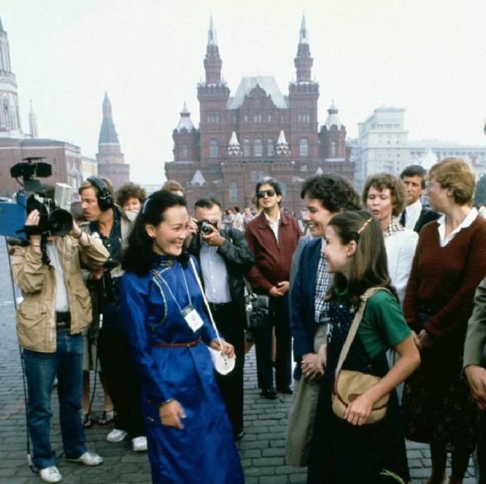 Американская девушка Саманта Смит (Samantha Smith) фотографируется на знаменитой Красной площади в 1983 году.