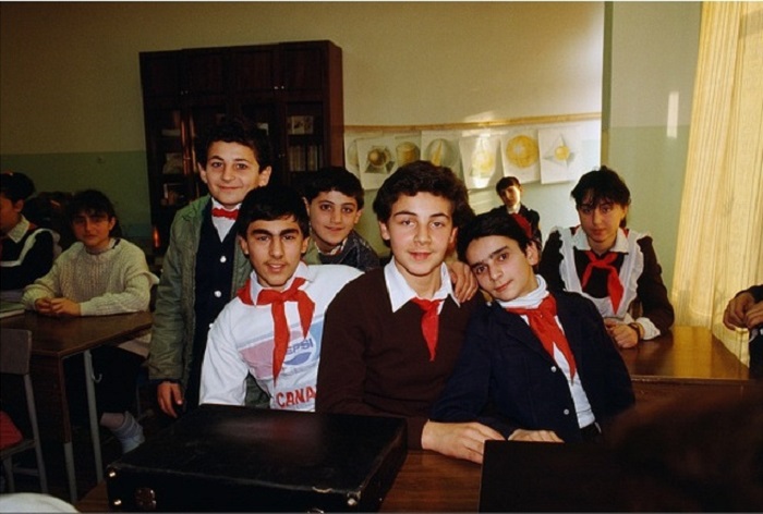 Советские школьники в Ереване (Армения) во время перемены (1989 год).