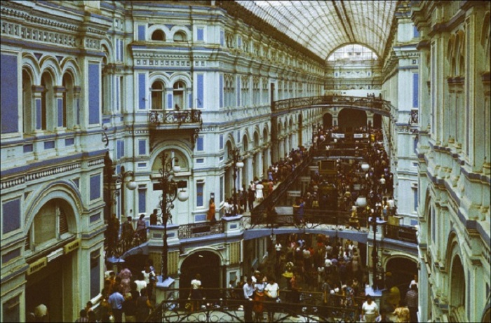 Вот как выглядел крупный торговый комплекс в центре Москвы в 1986 году.