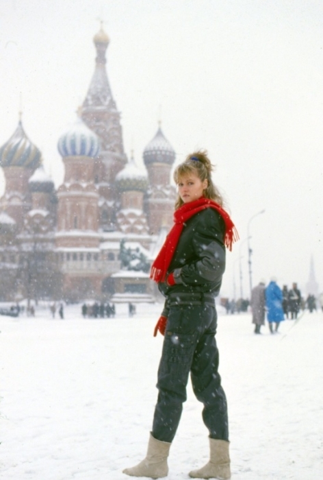 Девушка позирует в новых джинсах, выпущенных первой фабрикой по пошиву джинсовой одежды в Москве в 1987 году.