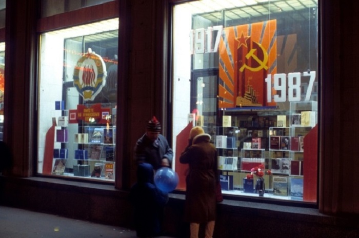 Окна одного из московских книжных магазинов, украшенные советской символикой (1987 год).