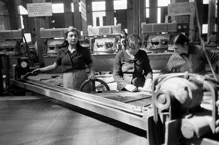 Женщины работающие на заводе.