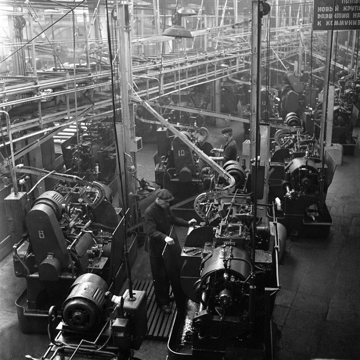Рабочие на 1-м шарикоподшипниковом заводе в Москве.