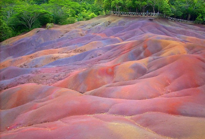 Одно из самых красочных мест, где в результате древней вулканической деятельности образовались удивительные по красоте почвы.