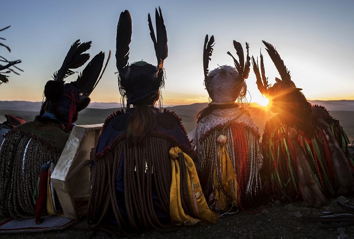 Таинственные монгольские шаманы, проводящие ритуал в день летнего солнцестояния.
