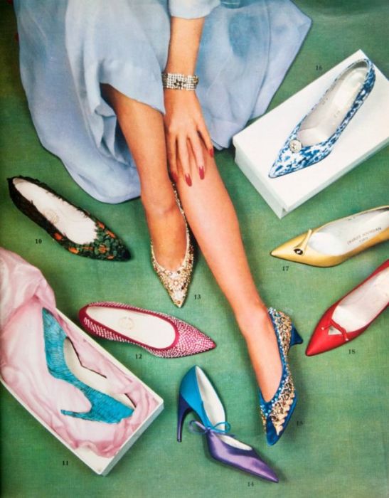 Реклама брендовой обуви в женском журнале.