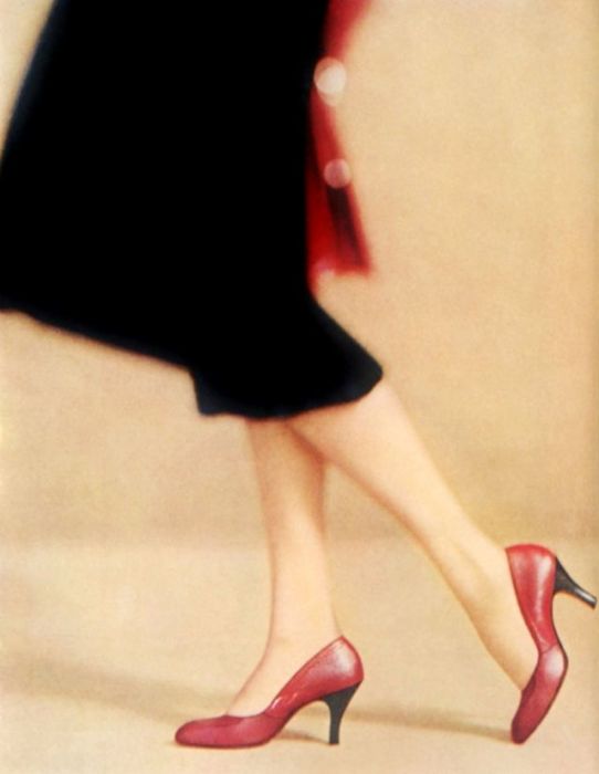 Красные туфли из гладкой кожи с невысоким контрастным каблуком.