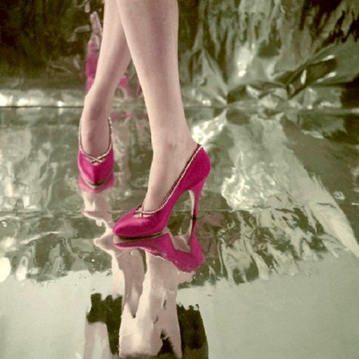 Розовые туфли-лодочки, декорированные стразами.