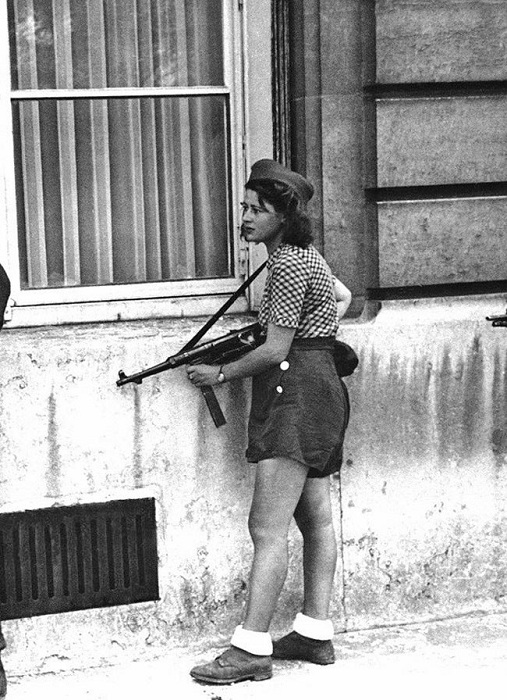 18-летняя участница Французского сопротивления Симона Сегван (Simone Segouin) во время освобождения Парижа.
