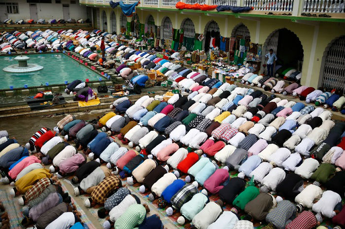 Мусульмане молятся во время священного месяца Рамадана в Катманду.