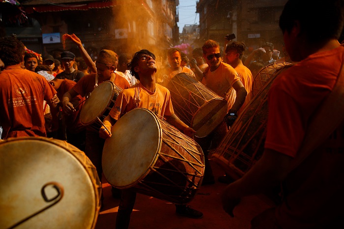 Празднование Нового года продолжается на улицах Непала под звуки барабанов и посыпанием окружающих оранжевым порошком.