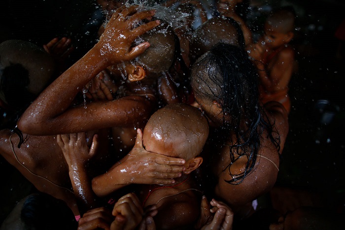 Непальские дети принимают святую ванну во время праздника Джанай Пурнима.
