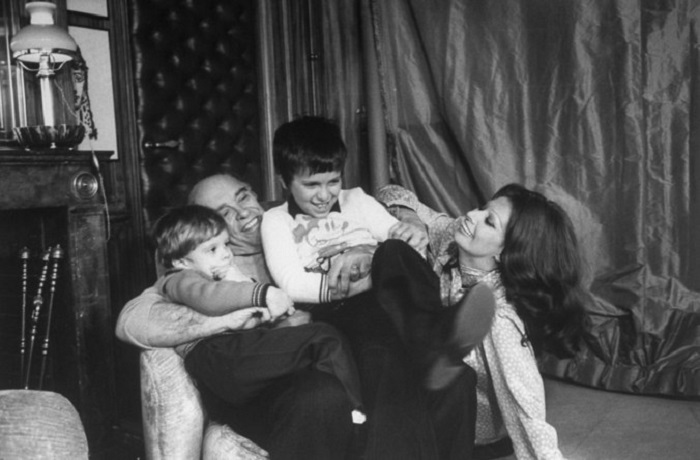 Легендарная актриса с мужем Карло Понти и сыновьями в уютной домашней обстановке.