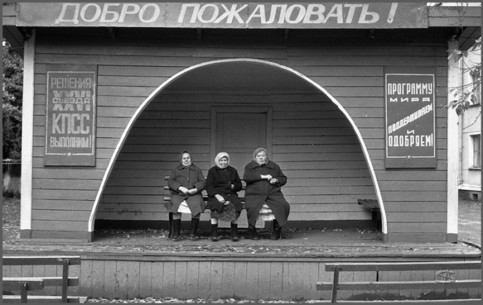 Главные слушатели на улице Хитарова, Новокузнецк, 1983 год.