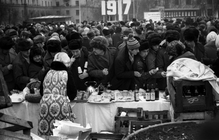 Торговля в «Масленицу» на площади Ленина, Новокузнецк, 10 марта 1984 года.
