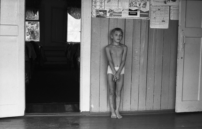 В «тихий час» наказаный за проступок мальчик стоит на веранде спального корпуса. Спортивный лагерь «Металлург», Кузбасс, 1979 год.