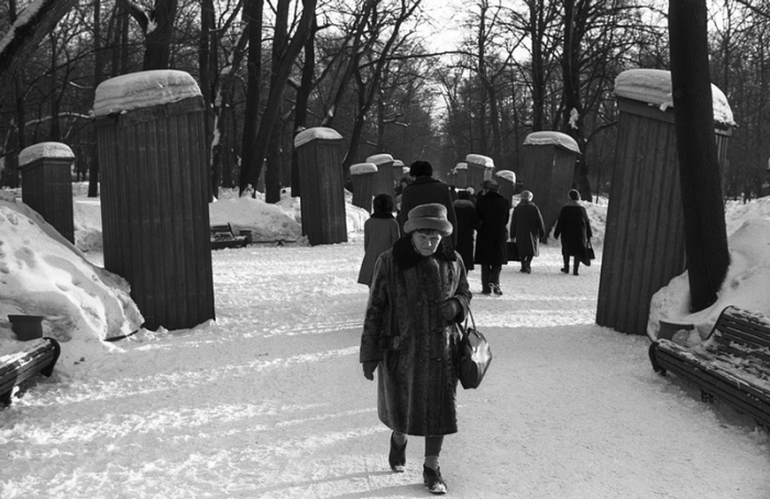 Женщина на главной аллее Летнего Сада зимой. Ленинград, 1982 год.