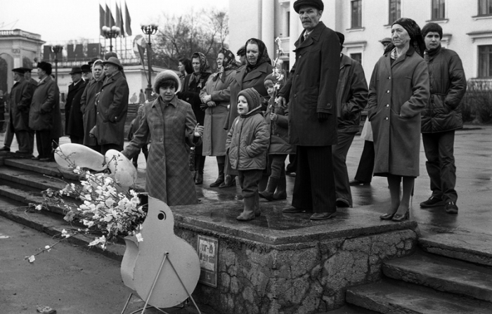 Демонстрация в Кузнецком районе. Площадь Ленина, Новокузнецк, 1 мая 1983 года.
