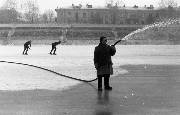 Заливка льда на стадионе «Металлург» в Новокузнецке, 1984 год.