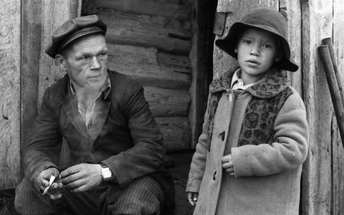 В деревне дети часто продолжают ту профессию, которую выбрал их отец. Село Белогородка, 1979 год.