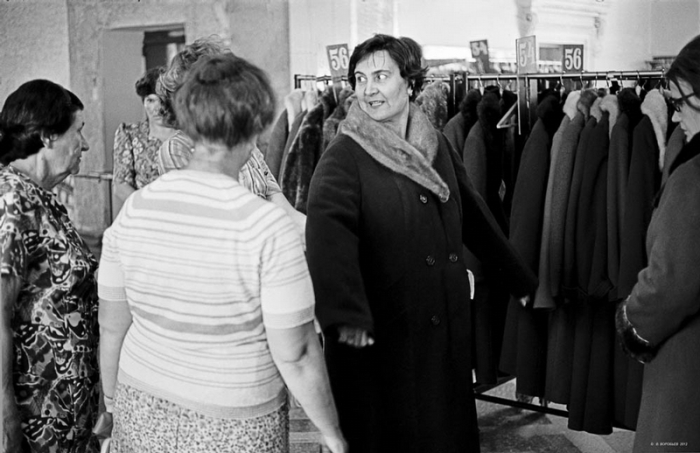 Покупка зимнего пальто. Новокузнецк, 1981 год.
