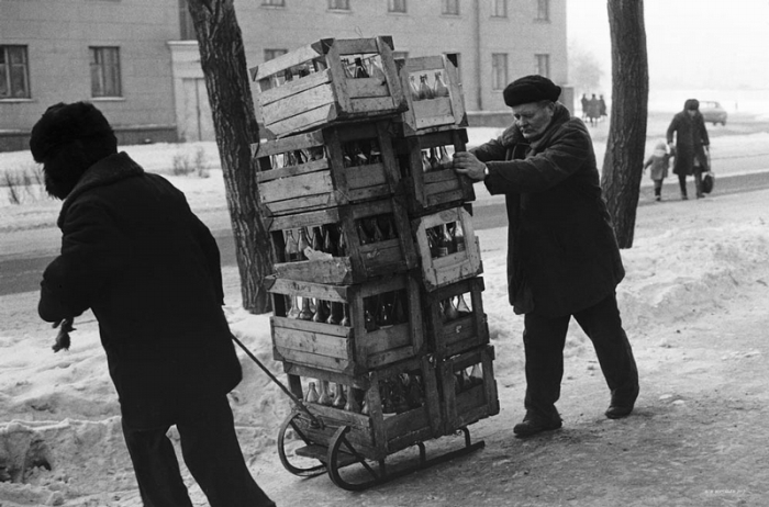 Мужчины на санках везут стеклотару. Новокузнецк, 1982 год.