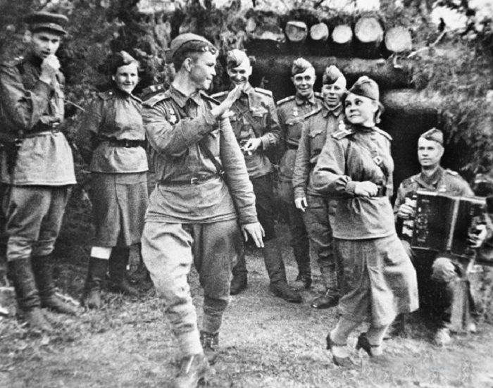 Советские солдаты танцуют в минуты отдыха от ожесточенных боев.